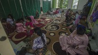 Sebanyak 67.842 jiwa terdampak banjir di sejumlah wilayah di Kalimantan Selatan. Mereka tampak mengungsi di mushola, masjid, dll.