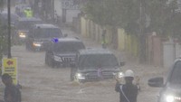 Presiden Joko Widodo sempat mengunjungi lokasi banjir di Desa Pekauman Ulu, Kabupaten banjar, Kalimantan Selatan, pada Senin (18/1/2021).