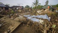 Puing-puing rumah akibat banjir bandang di Desa Alat, Kecamatan Hantakan,Kabupaten Hulu Sungai Tengah, Kalimantan Selatan, Rabu (20/1/2021).