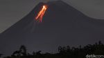 Potret Lava Pijar Meluncur dari Puncak Merapi