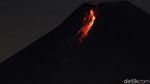 Potret Lava Pijar Meluncur dari Puncak Merapi