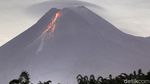 Potret Lava Pijar Meluncur dari Puncak Merapi