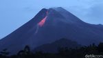 Potret Lava Pijar Meluncur dari Puncak Merapi