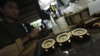 Jam ini dipasarkan melalui daring seharga Rp 250 ribu - Rp 500 ribu.