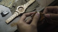 Perajin memproduksi jam tangan berbahan kayu di rumah produksi Owa Watch, Subah, Kabupaten Batang, Jawa Tengah, Senin (18/1/2021).