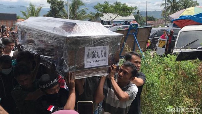 Prosesi Pemakaman korban pesawat Sriwijaya SJ182, Angga Fernanda Afrion, Padang, Sumbar (Foto: Jeka/detikcom)