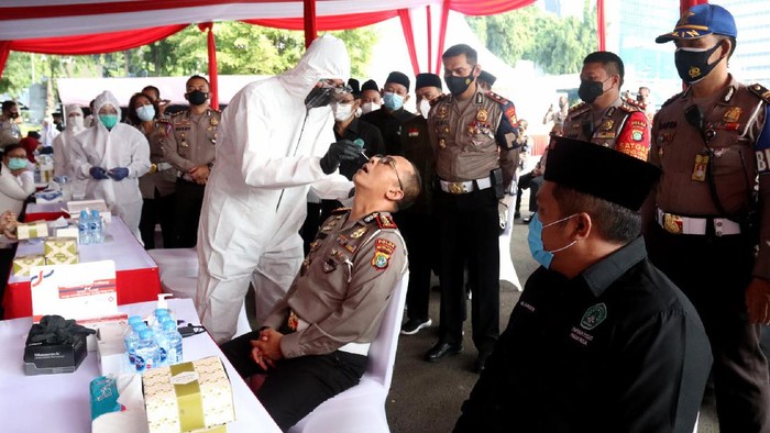 Rapid Test Antigen untuk Personel Polda Metro Jaya Pimpinan Pusat Pagar Nusa (PS NU) menggelar Rapid Tes Antigen Swab, bersama 500 personel SAT-PJR Ditlantas Polda Metro Jaya pada Sabtu (23/01/2020). Meski melibatkan banyak personel, pelaksanan kegiatan tetap dengan mengedepankan protokol kesehatan pencegahan Covid-19.