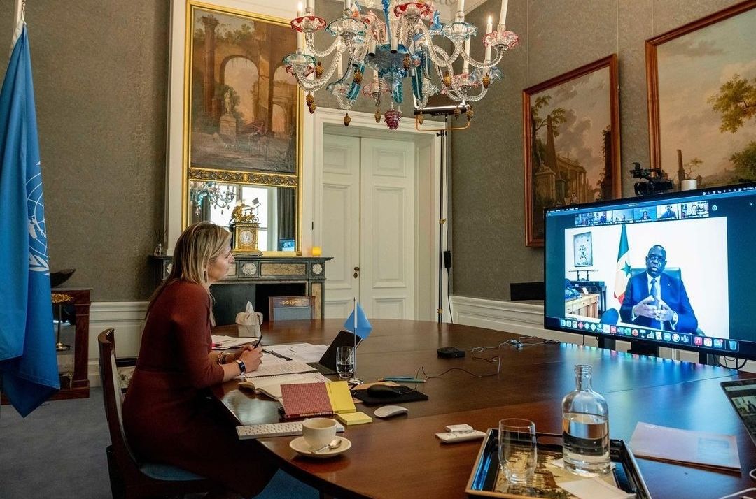 Ratu Maxima saat kunjungan virtual di istana.