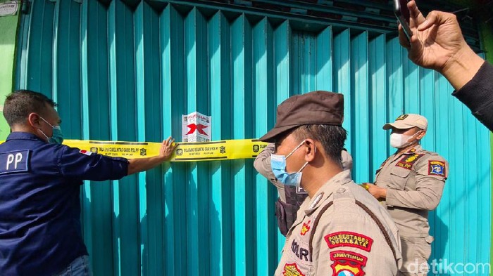 Petugas gabungan menggelar razia tempat Rekreasi Hiburan Umum (RHU) di Surabaya yang nekat buka saat PPKM. Tempat Karaoke Pop di Jalan Kenjeran ditutup dan disegel petugas.