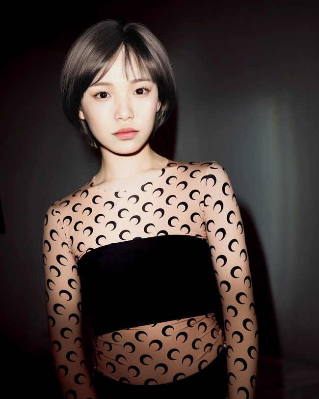 Tak lupa ia ditampilkan dengan busana yang sedang tren di Korea. Salah satunya adalah outfit dari brand Marine Serre berikut ini. Foto: Instagram @reahkeem