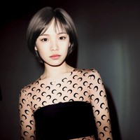 Tak lupa ia ditampilkan dengan busana yang sedang tren di Korea. Salah satunya adalah outfit dari brand Marine Serre berikut ini. Foto: Instagram @reahkeem