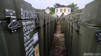 Tampak logistik pendirian Rumkitlap menumpuk di lokasi.