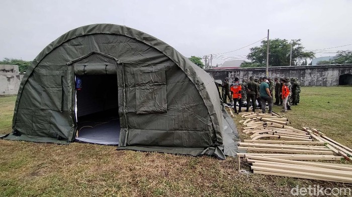 RS Darurat di Benteng Vastenburg Solo Mulai Dibangun RS lapangan (Rumkitlap) untuk pasien COVID-19 di Benteng Vastenburg Solo, Jawa Tengah, mulai dibangun. RS darurat ini mampu menampung 100 pasien.
