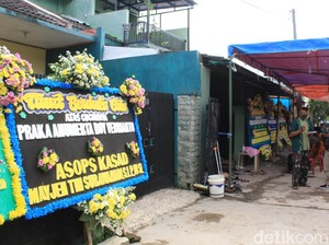 Rumah Duka Pratu Roy yang Tewas Ditembak di Papua Penuh Karangan Bunga