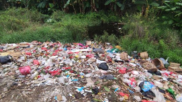 Sampah di pinggir jalan akses TOL JORR di Kalimalang, Kota Bekasi