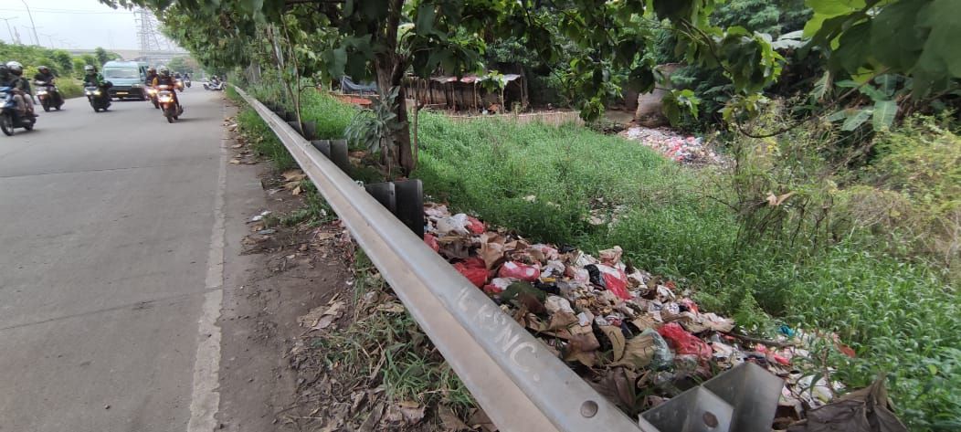 Sampah di pinggir jalan akses TOL JORR di Kalimalang, Kota Bekasi