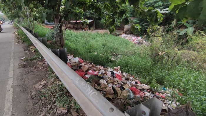 Sampah di pinggir jalan akses TOL JORR di Kalimalang, Kota Bekasi