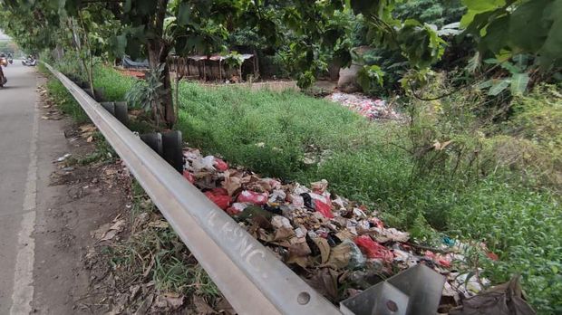 Sampah di pinggir jalan akses TOL JORR di Kalimalang, Kota Bekasi