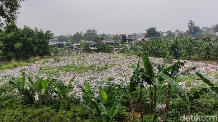 Sampah menumpuk di samping akses Gerbang Tol Kalimalang 1 Tol JORR arah Priok tampak hamparannya seluas lapangan bola (Taufieq Renaldi/detikcom)