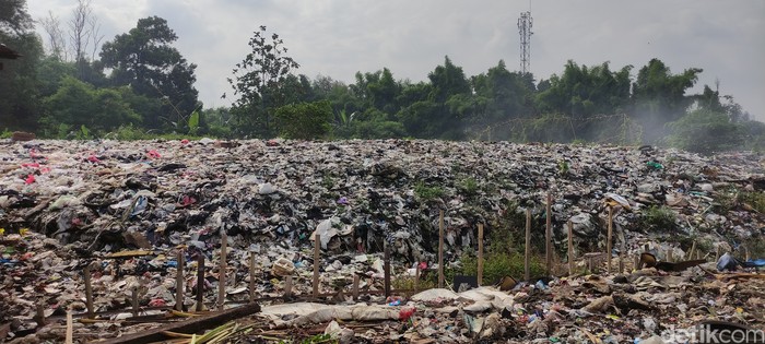 Sampah menumpuk di samping akses Gerbang Tol Kalimalang 1 Tol JORR arah Priok tampak hamparannya seluas lapangan bola (Taufieq Renaldi/detikcom)