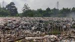 Potret Tumpukan Sampah Seluas Lapangan Bola di Pinggir JORR Bekasi