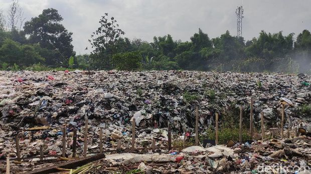 Sampah menumpuk di samping akses Gerbang Tol Kalimalang 1 Tol JORR arah Priok tampak hamparannya seluas lapangan bola (Taufieq Renaldi/detikcom)