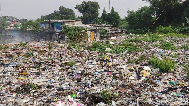 Sampah menumpuk di samping akses Gerbang Tol Kalimalang 1 Tol JORR arah Priok tampak hamparannya seluas lapangan bola (Taufieq Renaldi/detikcom)