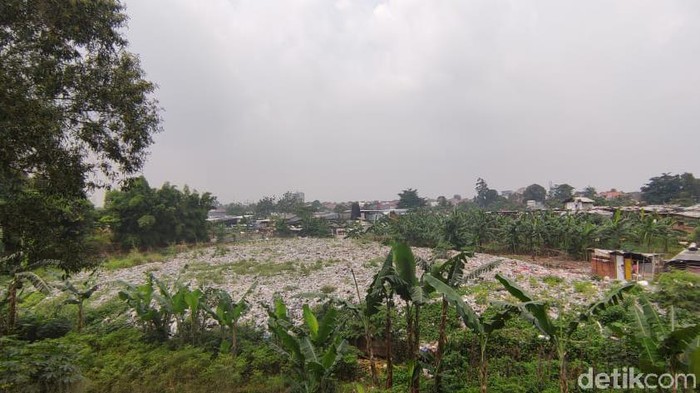 Sampah menumpuk di samping akses Gerbang Tol Kalimalang 1 Tol JORR arah Priok tampak hamparannya seluas lapangan bola (Taufieq Renaldi/detikcom)