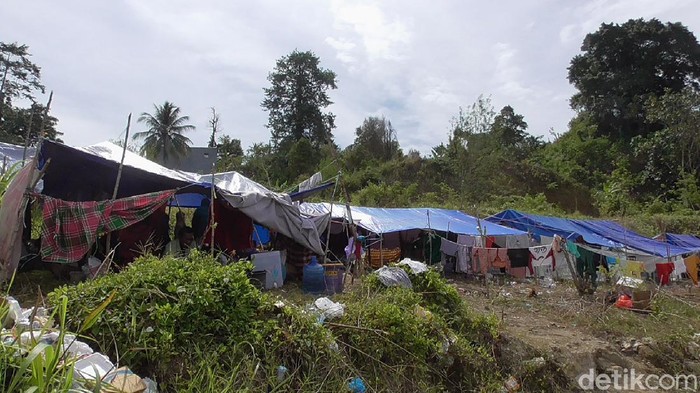 Sebagian warga Kabupaten Mamuju korban gempa bumi berkekuatan magnitudo 6,2 masih bertahan di lokasi pengungsian (Abdy Febriady/detikcom)
