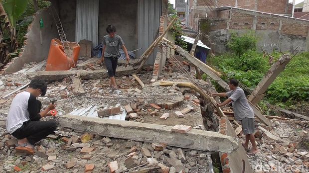 Sebagian warga Kabupaten Mamuju korban gempa bumi berkekuatan magnitudo 6,2 masih bertahan di lokasi pengungsian (Abdy Febriady/detikcom)