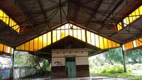 Kondisi bangunan itu tak terawat, besi yang ada di Stasiun Wergu pun nampak berkarat. Ada dua bangunan sisi selatan dan utara terlihat tertutup. Ada banyak coretan di bangunan yang dibuat oleh Belanda itu.