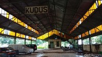 Stasiun Kereta Api (KA) di Kudus, Jawa Tengah atau yang dikenal dengan Stasiun Wergu pernah jadi saksi bisu serbuan peluru pesawat milik Belanda. Namun, kini bangunan itu terlihat kusam dan tak terurus.