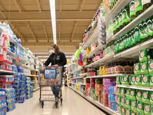 Supermarket Ini Bayar Pegawainya yang Mau Divaksin Covid-19