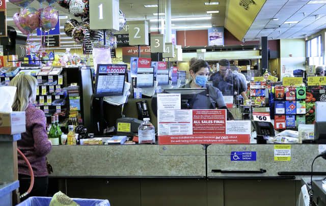 Supermarket Ini Bayar Pegawainya yang Mau Divaksin Covid-19