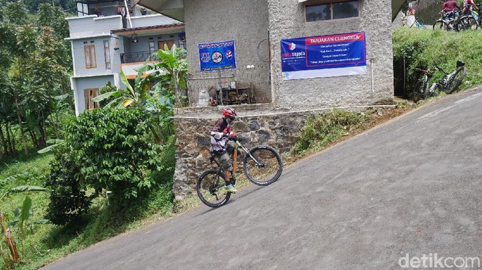 Tanjakan Langit Cijengkol di Lembang, Kabupaten Bandung Barat.