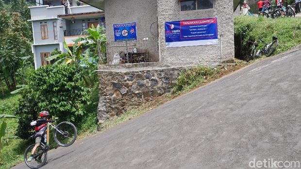 Tanjakan Langit Cijengkol di Lembang, Kabupaten Bandung Barat.