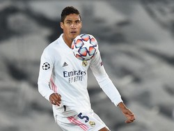Kontrak Raphael Varane di Real Madrid bakal habis di tahun 2022. Los Blancos pun tampaknya tidak akan memperpanjang kontraknya dan siap melepasnya (Getty Images/Denis Doyle)