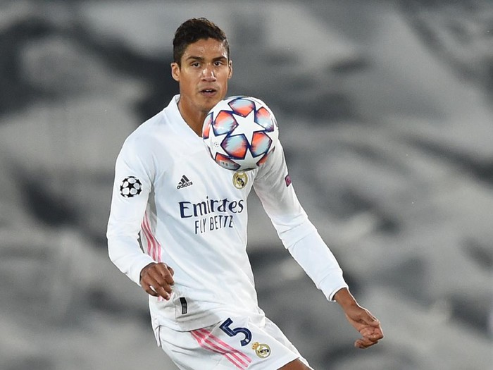 MADRID, SPAIN - OCTOBER 21: Raphael Varane of Real Madrid CF controls the ball during the UEFA Champions League Group B stage match between Real Madrid and Shakhtar Donetsk at Estadio Alfredo De Stefano on October 21, 2020 in Madrid, Spain. (Photo by Denis Doyle/Getty Images)