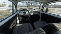 Membuatnya menjadi anti peluru tak lantas mengubah bentuk orisinal dari mobil ini. Tampilan luarnya masih seperti VW Kodok biasa. Sementara itu interior dibuat lebih ringkas dan banyak yang ditanggalkan. Foto: Get Your Classic