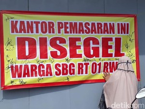 Warga Perumahan di Lokasi Longsor Sumedang Segel Kantor Pemasaran