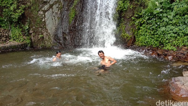 Ketinggian air terjun sekitar 20 meter. Kondisi air terjun masih terlihat asri. Airnya pun tampak jernih. Belum lagi derasnya air dari Gunung Muria menjadi daya tarik sendiri bagi wisatawan untuk menikmati keindahan air terjun Kali Banteng. Ketinggian air terjun sekitar 20 meter. Kondisi air terjun masih terlihat asri. Airnya pun tampak jernih. Belum lagi derasnya air dari Gunung Muria menjadi daya tarik sendiri bagi wisatawan untuk menikmati keindahan air terjun Kali Banteng.