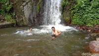 Ketinggian air terjun sekitar 20 meter. Kondisi air terjun masih terlihat asri. Airnya pun tampak jernih. Belum lagi derasnya air dari Gunung Muria menjadi daya tarik sendiri bagi wisatawan untuk menikmati keindahan air terjun Kali Banteng.