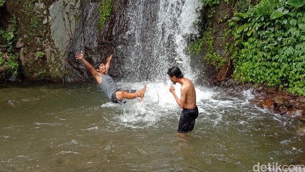 ika ditempuh dari kota Kudus, membutuhkan waktu sekitar 30 menit. Lokasi air terjun Kali Banteng ini terletak di lereng Gunung Muria. ika ditempuh dari kota Kudus, membutuhkan waktu sekitar 30 menit. Lokasi air terjun Kali Banteng ini terletak di lereng Gunung Muria.