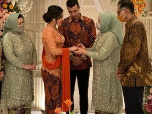 Momen Pertunangan Ali Syakieb dan Margin Wieheerm