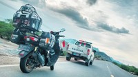Menariknya, kehadiran Lilik dan Balda ke Timor Leste ternyata mencatatkan sejarah baru. Motor yang ia tunggangi menjadi All New NMAX 155 pertama dan satu satunya yang mengaspal di negara tersebut. Foto: Dok. YIMM