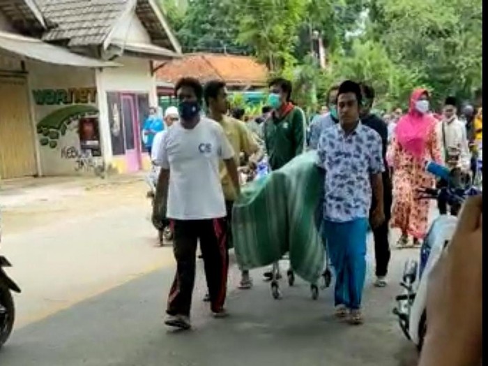 Satu jenazah COVID-19 diambil paksa dari RSI Sumenep oleh keluarganya. Jenazah itu dibawa memakai tempat tidur pasien hingga sekitar satu km dari rumah sakit.