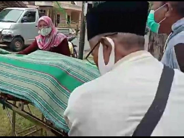 Aksi ambil paksa jenazah COVID-19 terjadi di RSI Sumenep. Jenazah diambil oleh keluarganya dan dibawa memakai tempat tidur pasien.