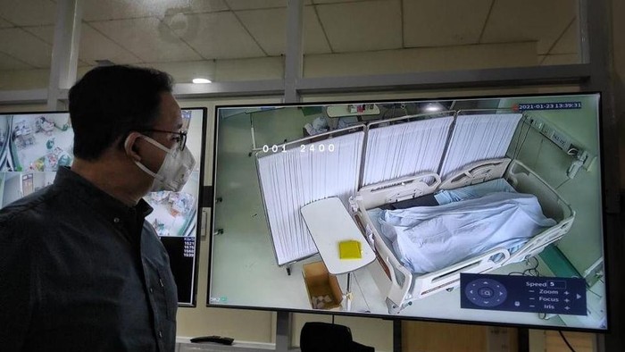 Anies memantau jenazah pasien COVID-19 dari layar monitor (Dok Facebook Anies Baswedan)