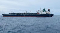Dua kapal MT itu diamankan saat sedang melakukan ship to ship. Nama yang tertera di lambung kapal ditutupi kain guna mengelabui petugas.