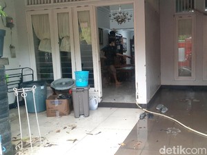Banjir Surut, Warga Jatibening Mulai Bersih-bersih Rumah